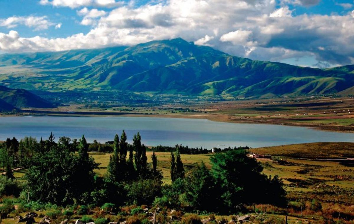 Tafí del Valle reluce entre los picos del Aconquija y las cumbres calchaquíes