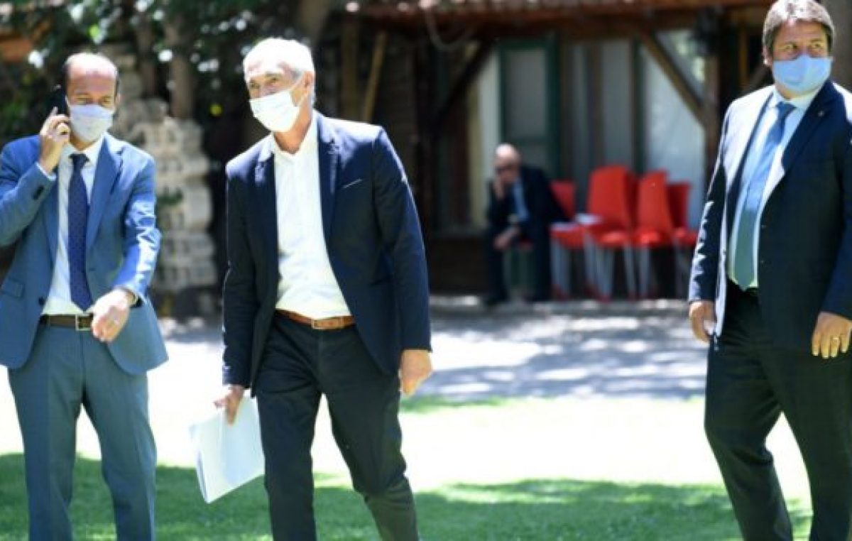 El gobernador de Neuquén ayudó a los intendentes para que paguen el bono salarial
