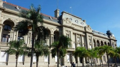 La tensión política y la crisis alejan la chance de la reforma constitucional en Santa Fe