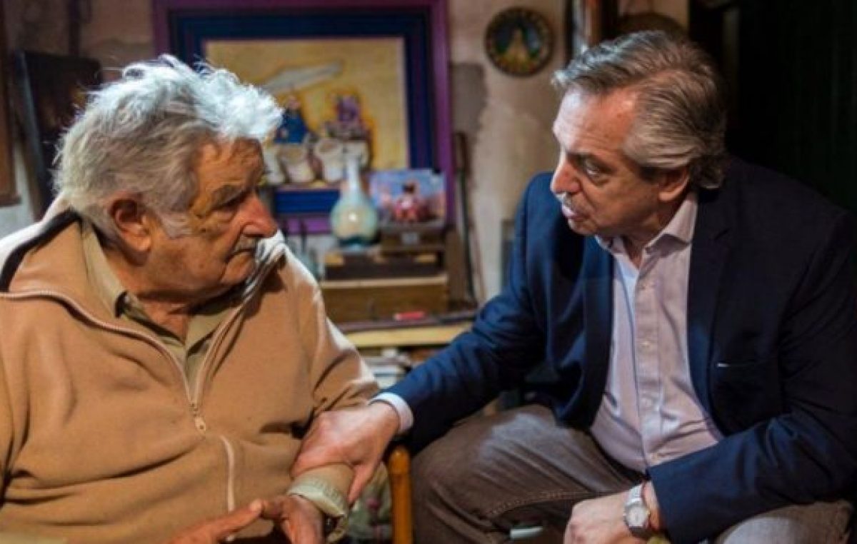 El Gobierno condecoró a «Pepe» Mujica con la Orden del Libertador San Martín