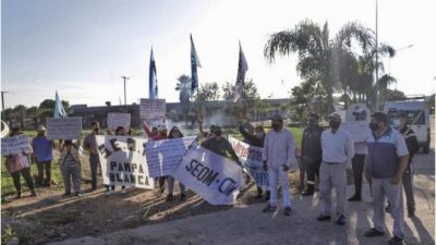 Municipales jujeños vuelven a las rutas por trabajadores despedidos en Pampa Blanca