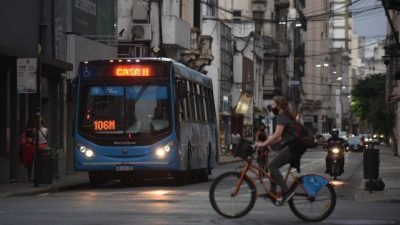Una encuesta revela que los rosarinos dejan el colectivo y se mueven en bicicleta o caminando