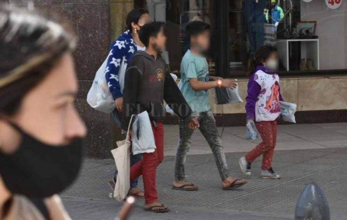 Unos 60 grupos familiares con niños mendigan en las calles de Santa Fe