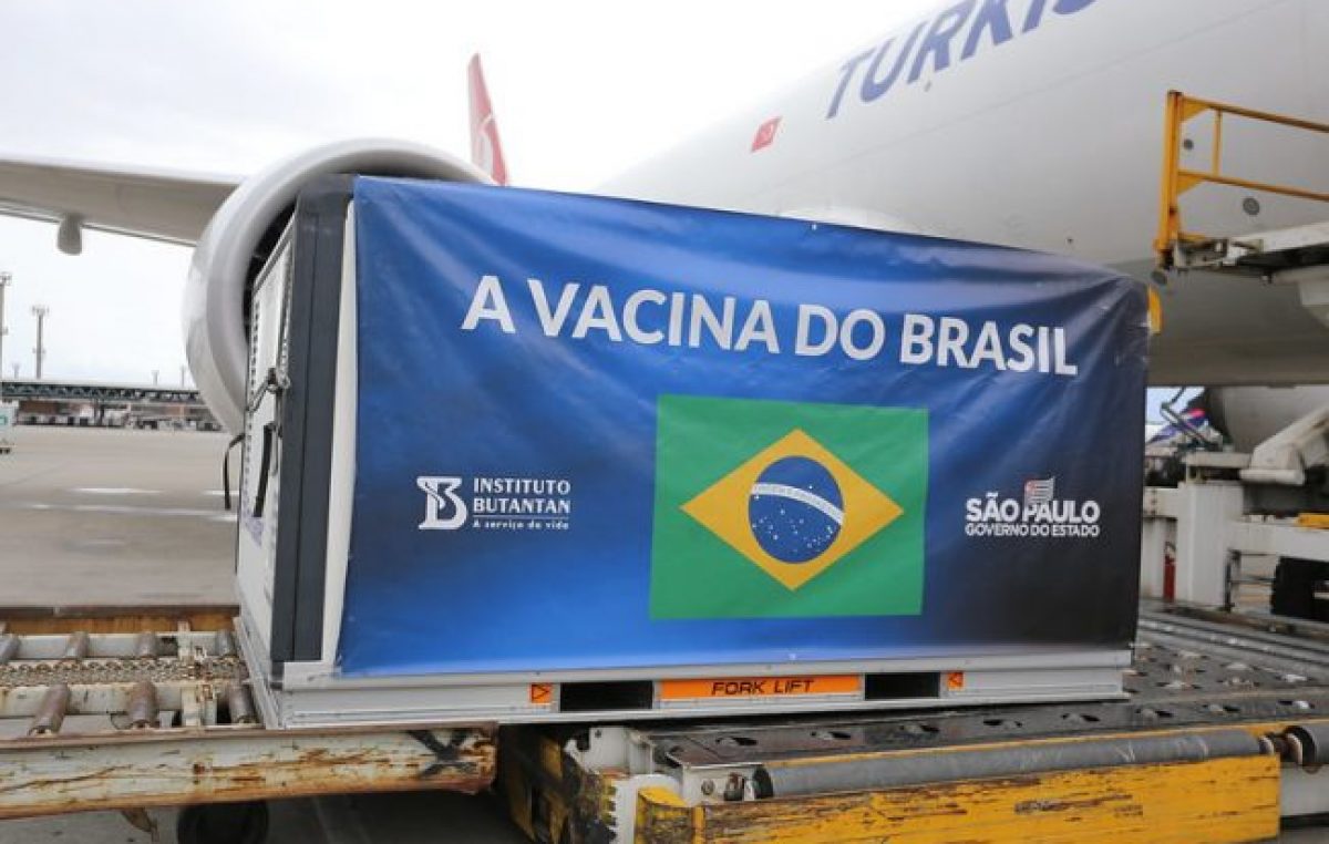 Brasileños ricos buscan vacunas contra COVID por su cuenta