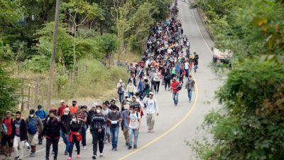 La pandemia y el cierre de fronteras no detienen las caravanas migrantes de Centroamérica