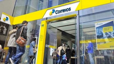 Bolsonaro entregó al Congreso un proyecto de ley para privatizar la empresa de correos