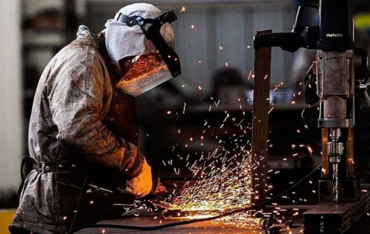 Con pandemia, la industria cayó igual que con Macri