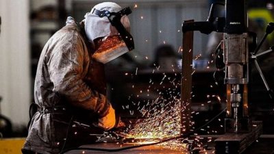 Con pandemia, la industria cayó igual que con Macri