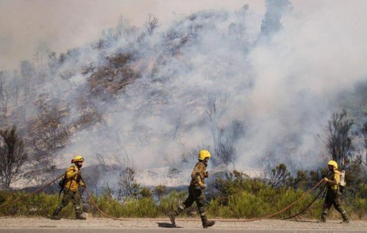 Unos 140 brigadistas continúan el combate contra el incendio en El Bolsón
