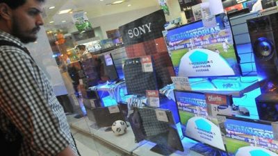 Supermercados y electrodomésticos, un termómetro de la doble crisis
