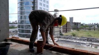Manos femeninas, a la obra