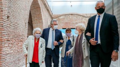 Fernández homenajeó a las «inmensas» Madres, Abuelas y familiares de desaparecidos