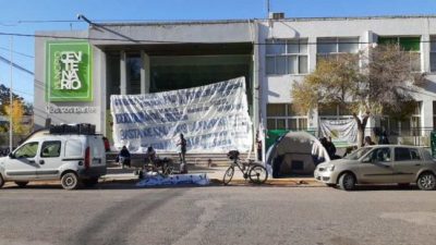 Trabajadores de Centenario acampan y bloquean el ingreso a las dependencias municipales