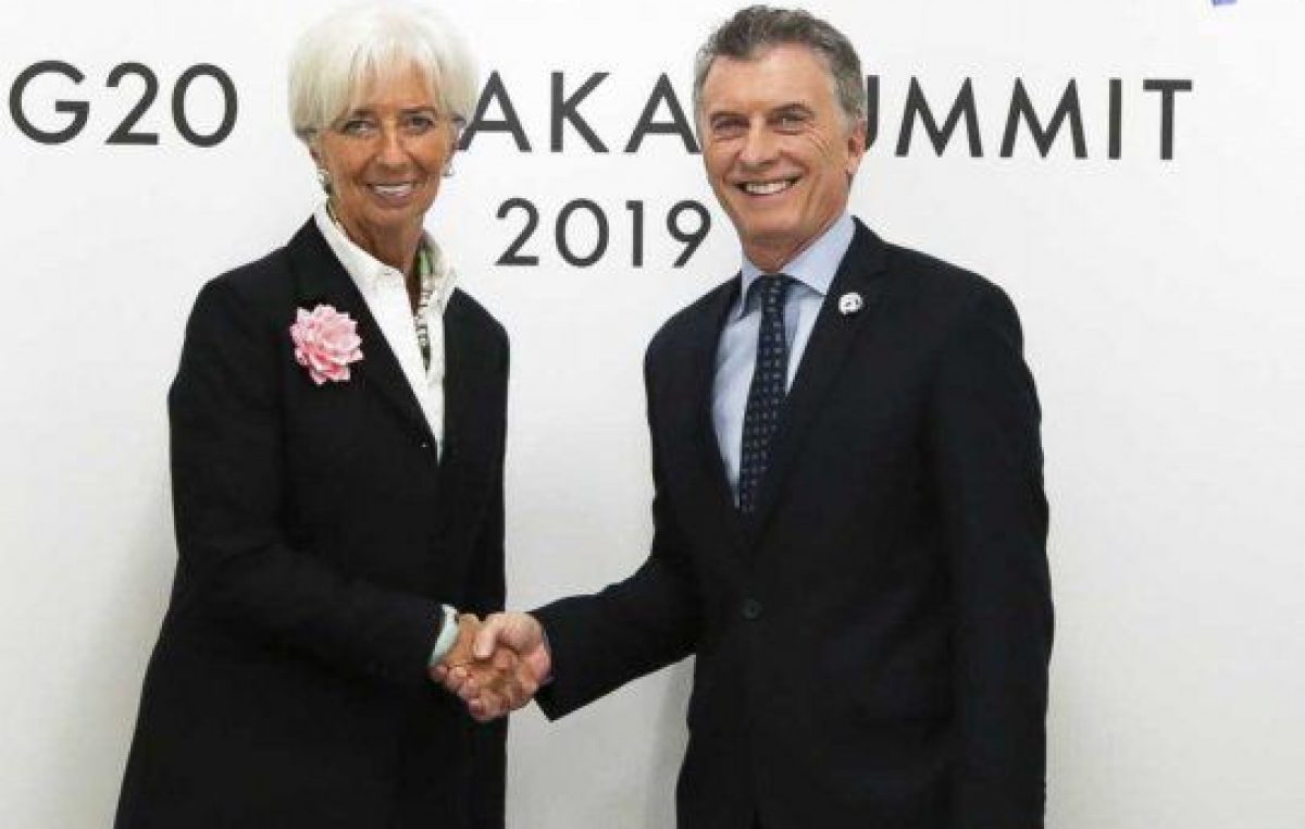 El FMIgate pone en el banquillo a Macri con sus economistas