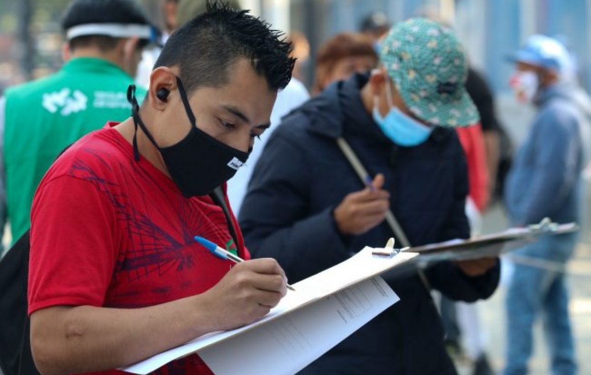 Casi la mitad de las personas que buscan trabajo está desempleada, según encuesta