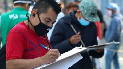 Casi la mitad de las personas que buscan trabajo está desempleada, según encuesta