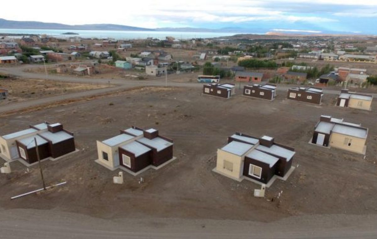 Municipio calafatense entregó viviendas y Nación financiará 74 más