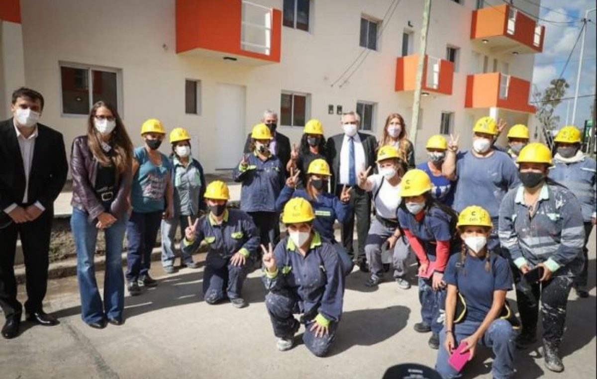 Una cuadrilla de albañilas construyó 48 viviendas