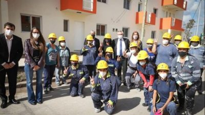 Una cuadrilla de albañilas construyó 48 viviendas