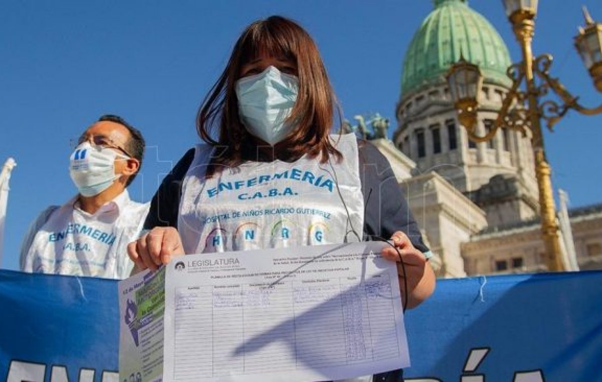 Enfermeros realizan un paro y una movilización «por el reconocimiento profesional»