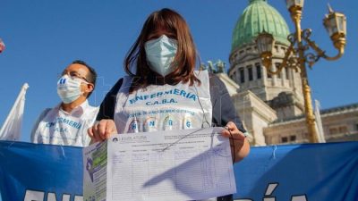 Enfermeros realizan un paro y una movilización «por el reconocimiento profesional»