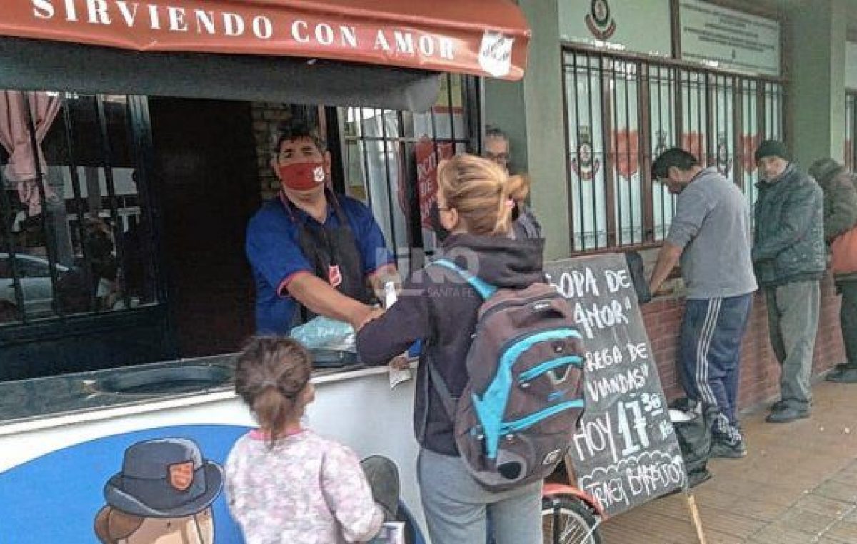Reparten sopa en el centro de la ciudad de Santa Fe y cada vez asisten a más personas