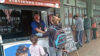 Reparten sopa en el centro de la ciudad de Santa Fe y cada vez asisten a más personas