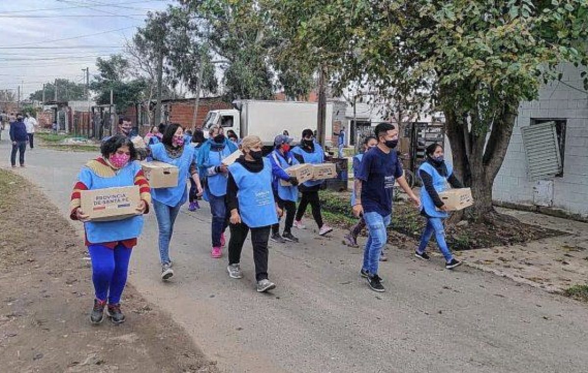 En barrios de la ciudad de Santa Fe entregaron más de 11.000 módulos alimentarios a familias