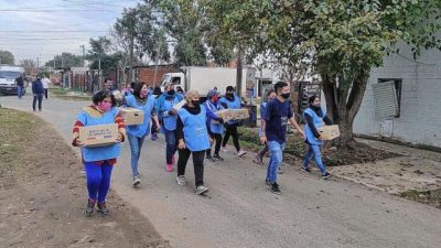 En barrios de la ciudad de Santa Fe entregaron más de 11.000 módulos alimentarios a familias