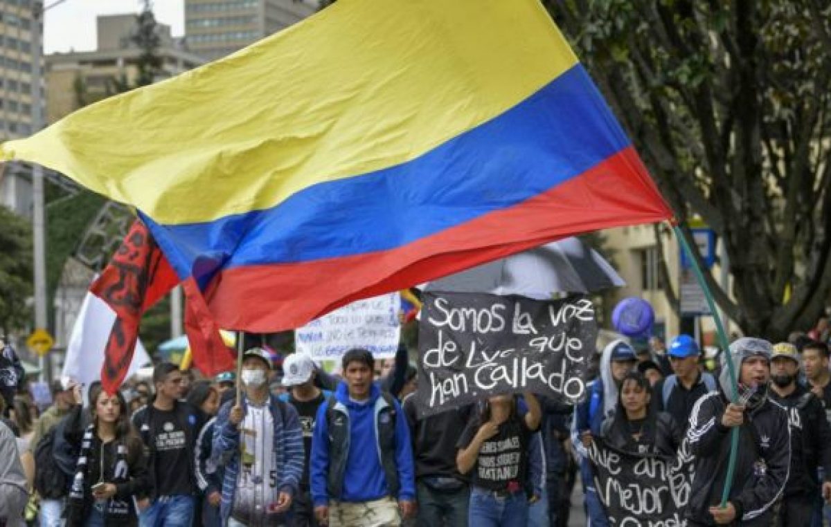 Miles protestan en Colombia sin acuerdos a la vista para superar la crisis