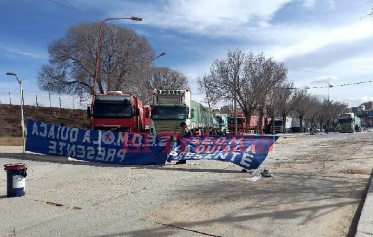 Trabajadores municipales cortaron el acceso al puente internacional en La Quiaca