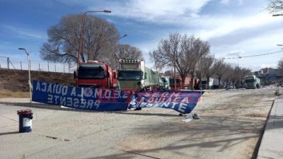 Trabajadores municipales cortaron el acceso al puente internacional en La Quiaca