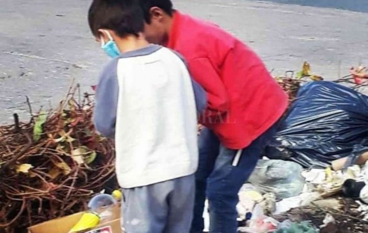 Chicos que buscan comida entre la basura, una escena que se repite en los barrios de Santa Fe