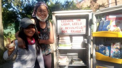 Biblioderas: las heladeras con libros que incentivan la lectura en los barrios más postergados
