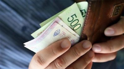 Evalúan adelantar la revisión del salario mínimo