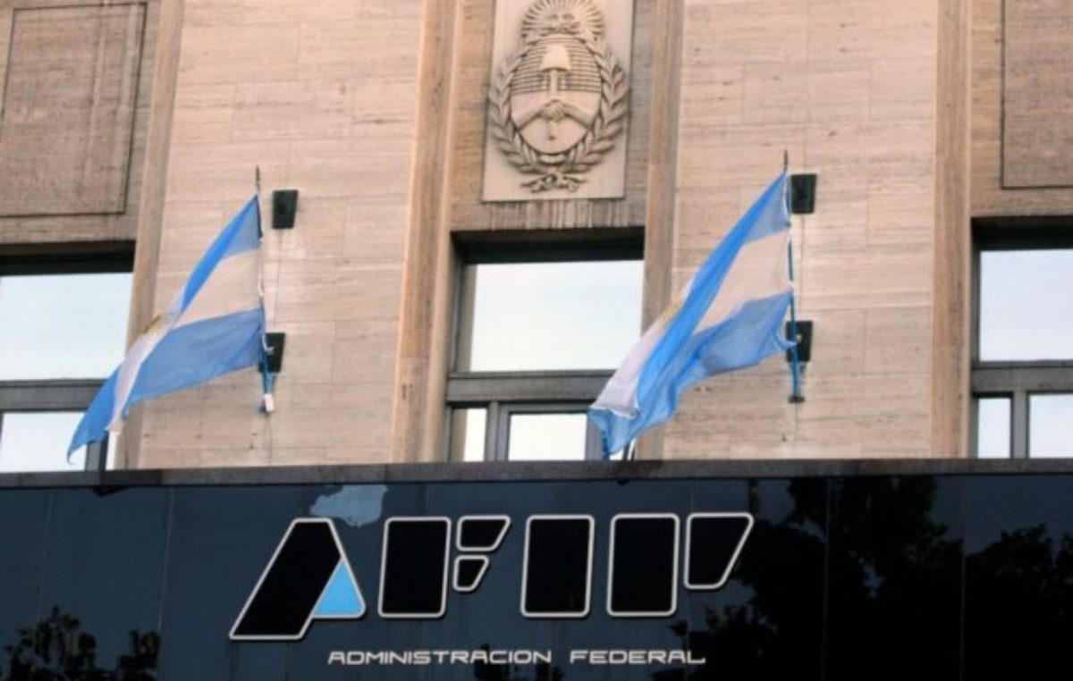 Plata para los sueldos que terminó en el dólar