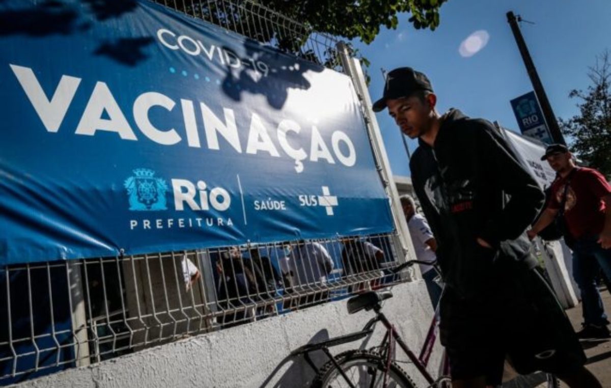 Las favelas de Brasil reciben su primera campaña de vacunación masiva contra el coronavirus