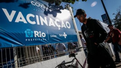 Las favelas de Brasil reciben su primera campaña de vacunación masiva contra el coronavirus