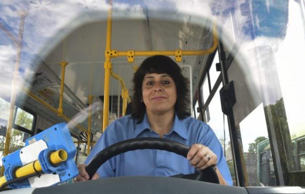 Con el impulso de las pocas «choferas» del país, surgen políticas inclusivas en el transporte