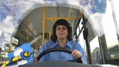 Con el impulso de las pocas «choferas» del país, surgen políticas inclusivas en el transporte