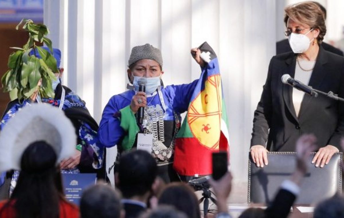 ¿Quién es la dirigente mapuche que preside la Constituyente en Chile?