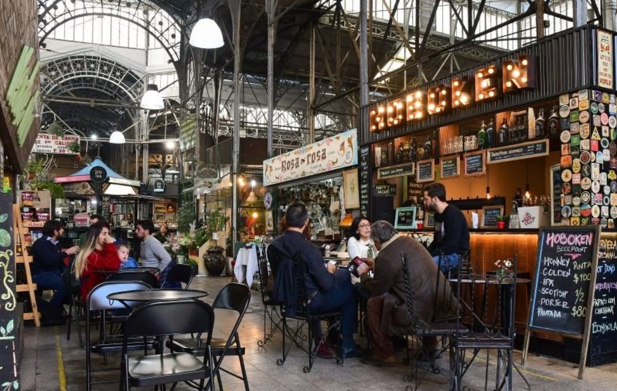 El Viejo Mercado de San Telmo, un sitio para pasear y degustar comidas de todo el mundo