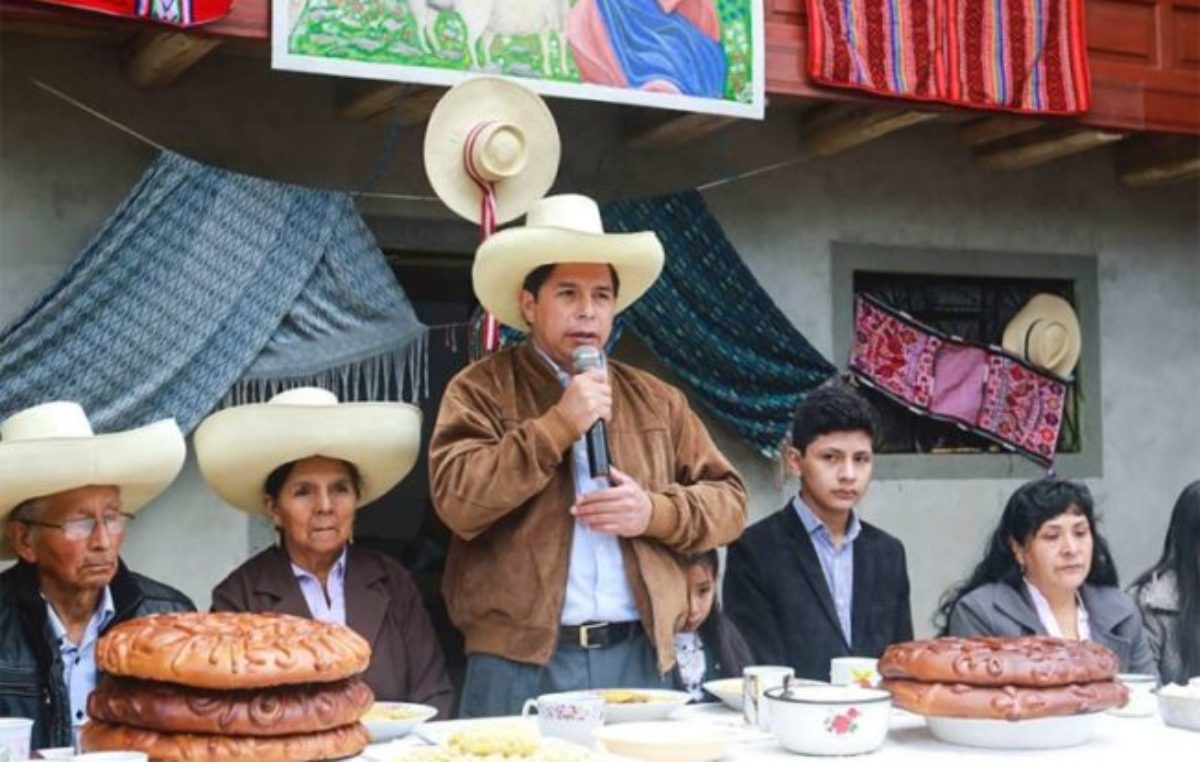 Pedro Castillo, el «hijito» de doña Mávila, toma el mando de Perú