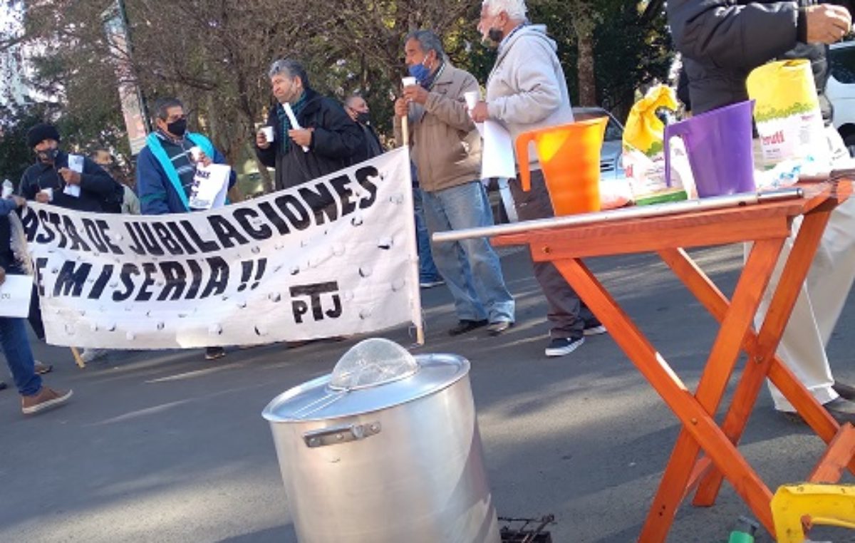 Protesta y corte con olla popular de jubilados de Concepción del Uruguay frente a la Municipalidad