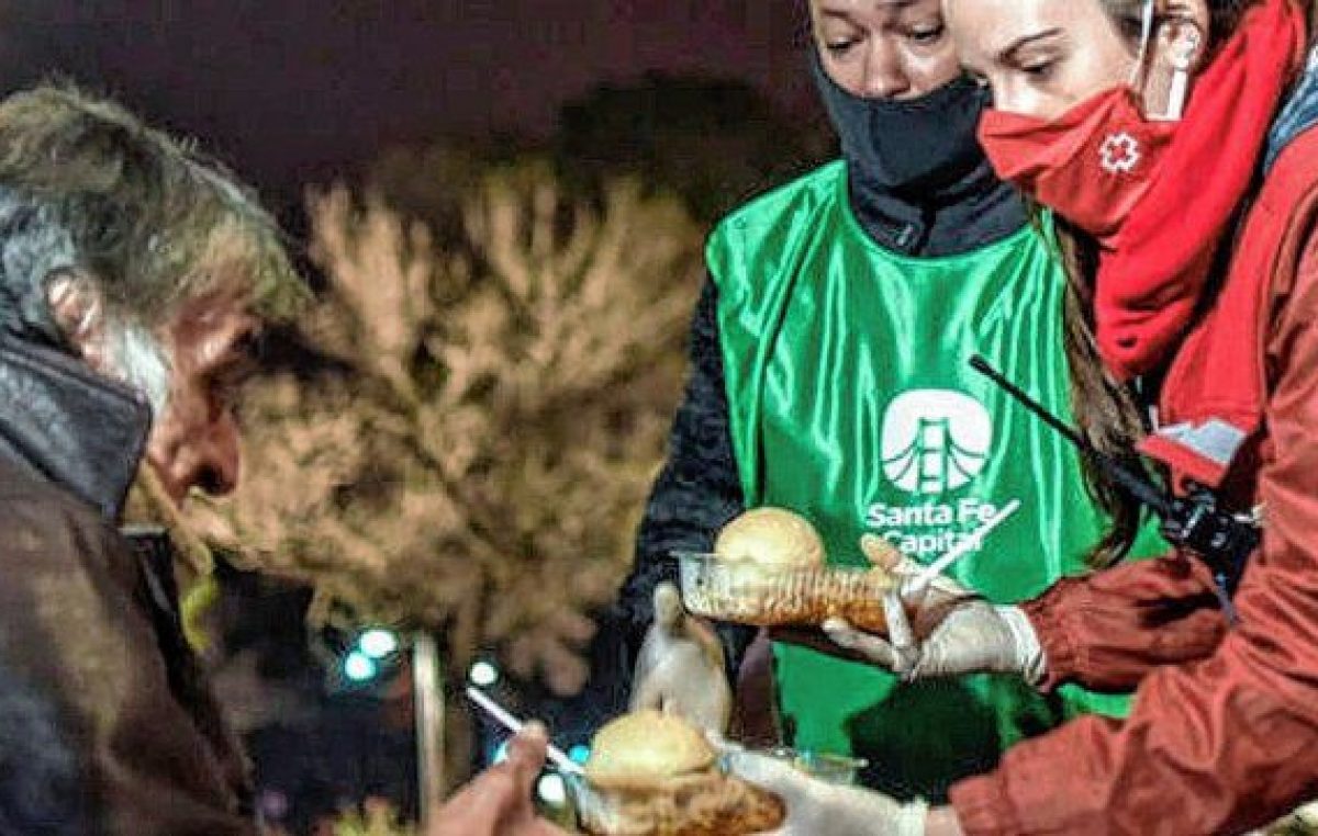 El frío donde más golpea: cada noche alrededor de 160 santafesinos duermen en la calle