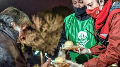El frío donde más golpea: cada noche alrededor de 160 santafesinos duermen en la calle
