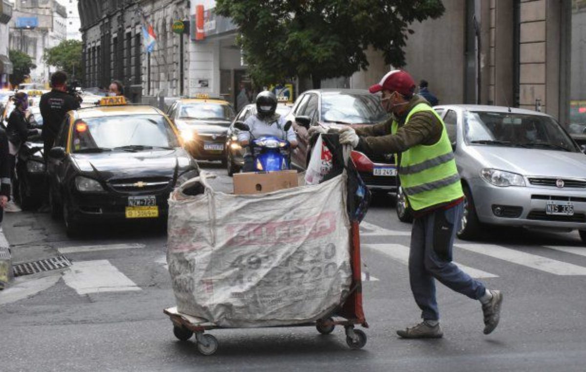 Huellas de la crisis: el municipio rosarino relevó 500 recicladores en el centro, y ya un 15% son mujeres