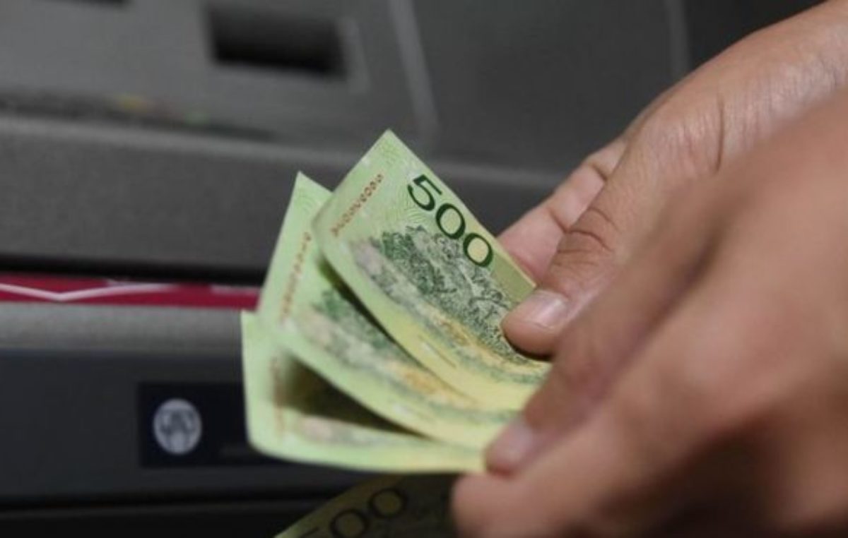 El salario real en caída libre: alcanzó su menor nivel en una década