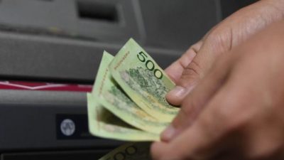 El salario real en caída libre: alcanzó su menor nivel en una década