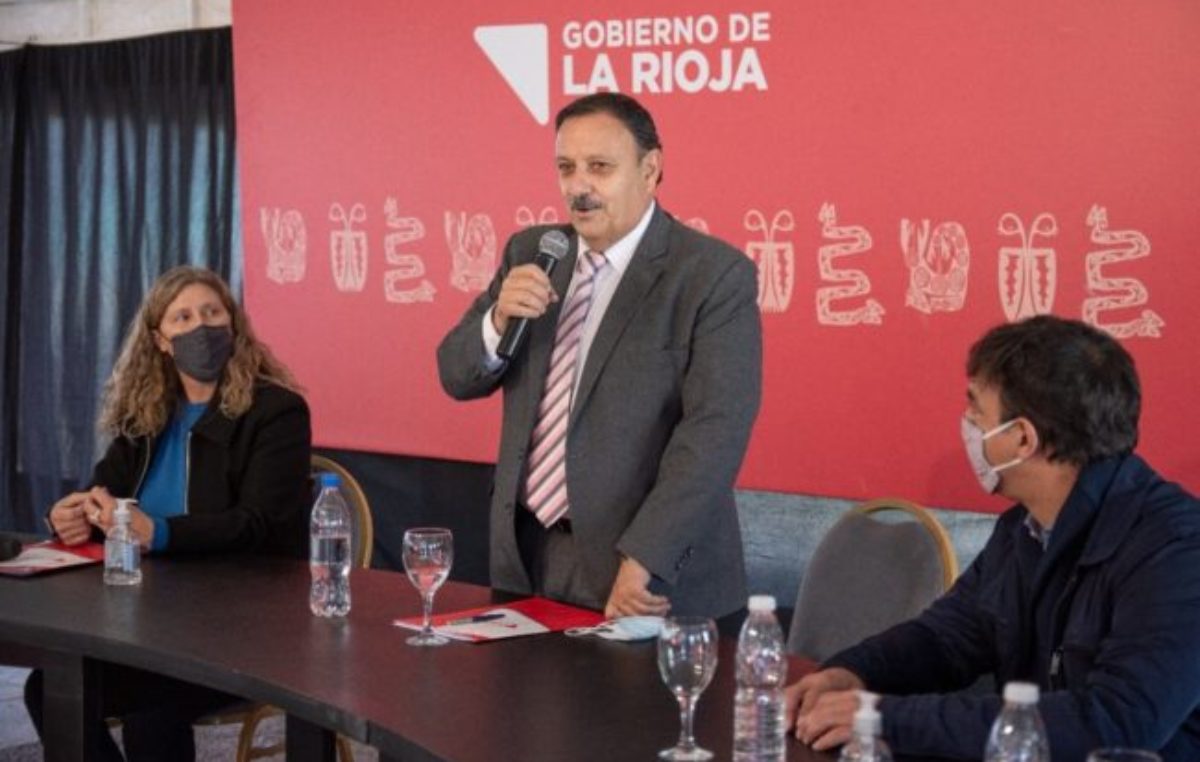 El gobernador de La Rioja firmó un acuerdo  con cooperativas para ampliar viviendas 